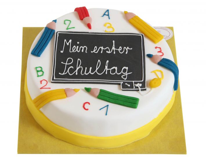 Einschulungstorte mit Schultafel, bunten Stiften, Zahlen und fröhlichem Dekor zum Schulstart
