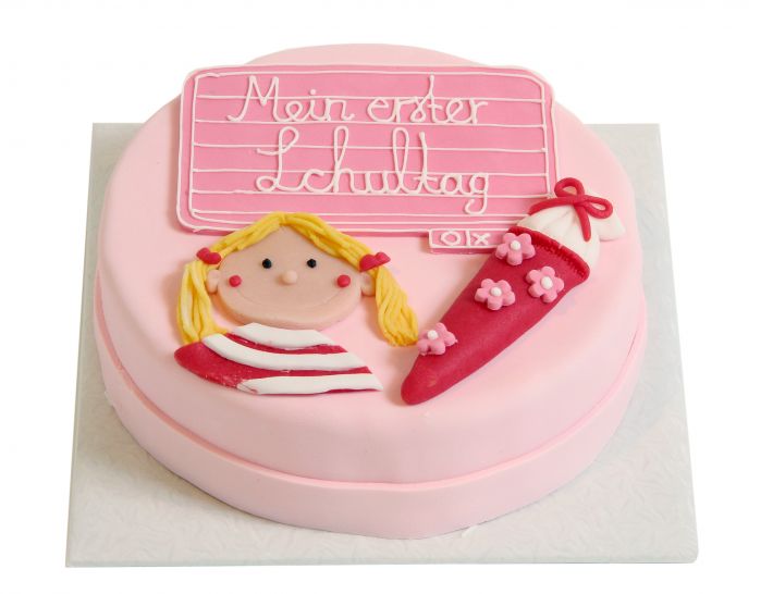 Einschulungstorte mit Schulmädchen, Schultüte und Tafel