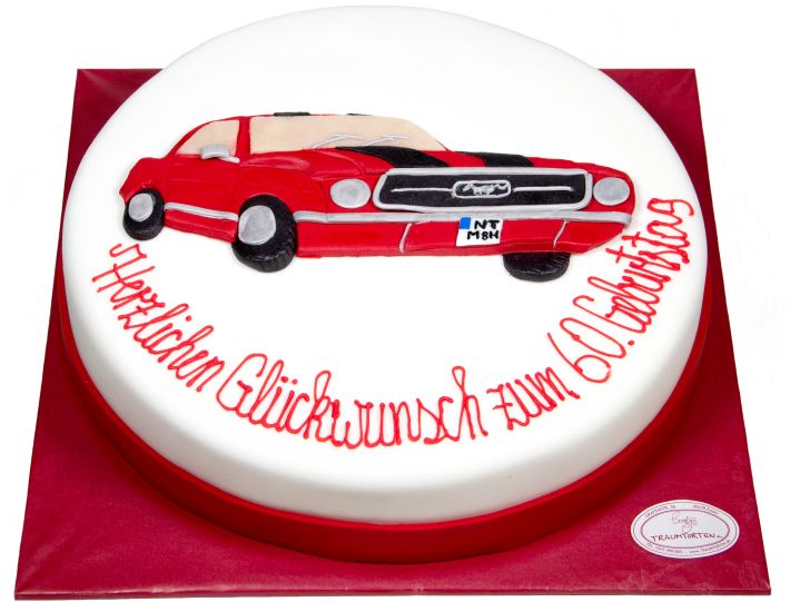 Elegante Motivtorte mit flach modelliertem Fahrzeugmotiv und ruhiger Oberfläche für Autoliebhaber