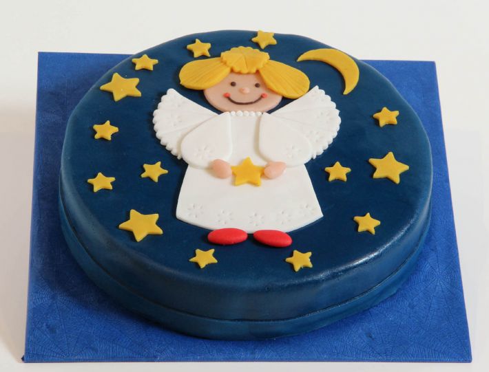 Weihnachtstorte mit Engel, Sternmotiv und heller Dekoration für Advent und Weihnachten