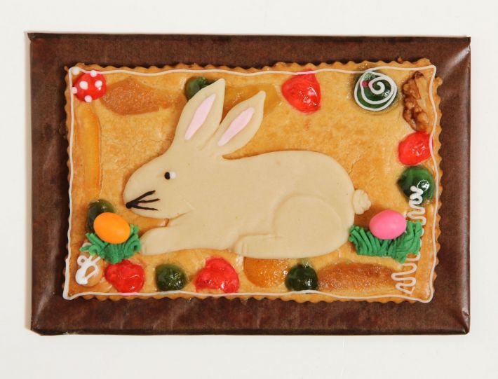 Gebäckplatte mit Hasen auf feinem Teegebäck und frühlingshaftem Motiv für die Osterzeit