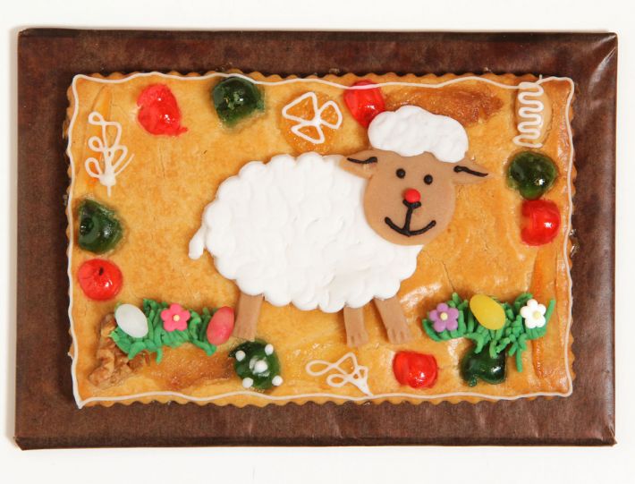 Gebäckplatte mit Lamm-Motiv auf feinem Teegebäck als frühlingshaftes Gebäck für die Osterzeit