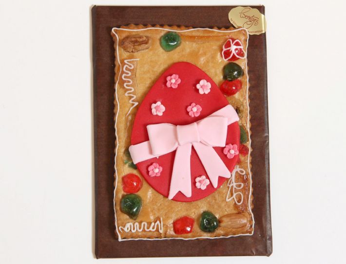 Gebäckplatte mit rotem Ei