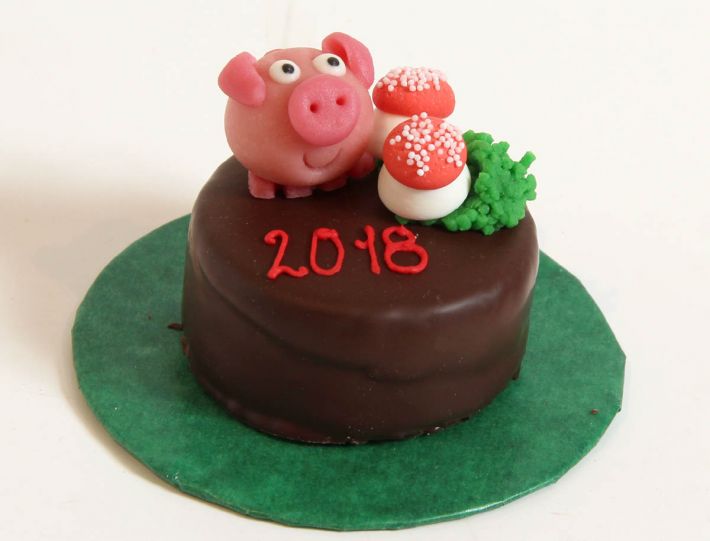12 Glücks-Törtchen mit Glücksschwein und Pilzmotiven für Silvester oder Neujahr