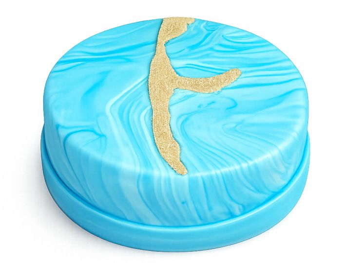 Sylt-Torte in hellblauer Marmoroptik mit goldener Sylt-Silhouette als Motiv auf der Tortenoberseite  Falls Du die maximale S