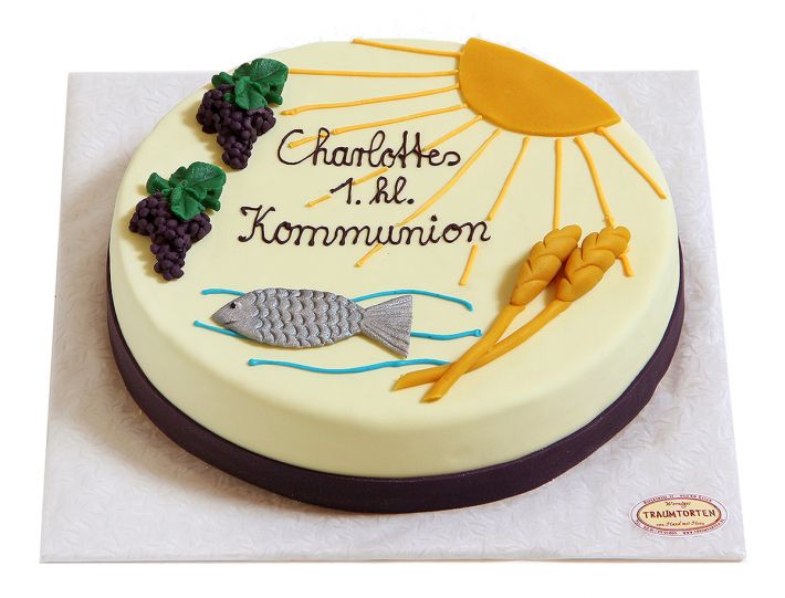 Helle Festtagstorte zur Kommunion mit Fisch, Trauben, Ähren und Sonne als christliche Symbole