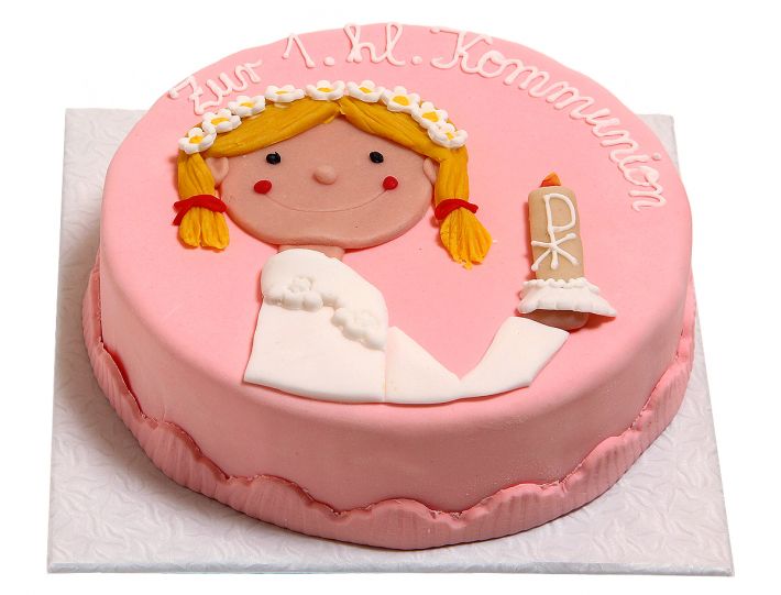 Runde roséfarbene Kommunionstorte mit Mädchenfigur, Kerze und sanfter Dekoration