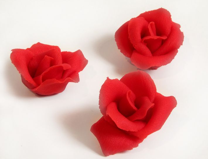 Zehn naturgetreu geformte Marzipanrosen als größere Rosendekoration für Torten und Desserts