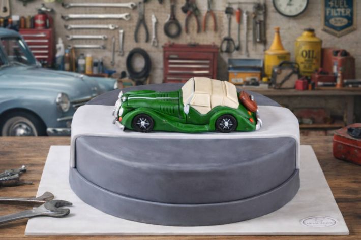 Autotorte mit klassischem Cabrio im Vintage-Stil und dekorierter Oberfläche für Oldtimerfans