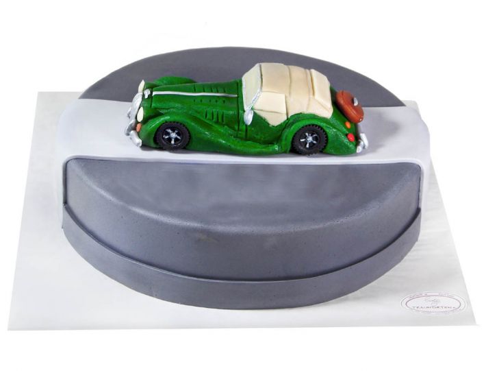 Oldtimer-Torte mit nostalgischem Fahrzeugmotiv als zweite Ansicht