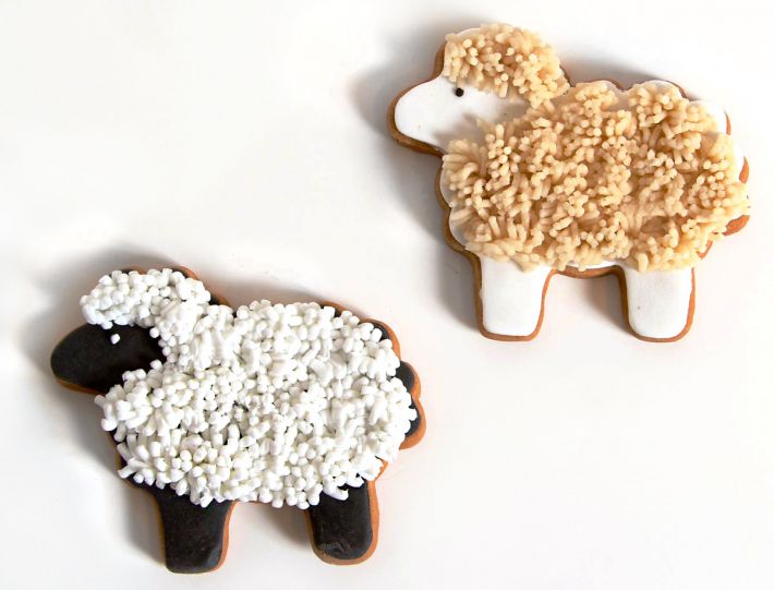 5 Oster Gebäck Lämmer aus Teegebäck im klassischen Osterdesign