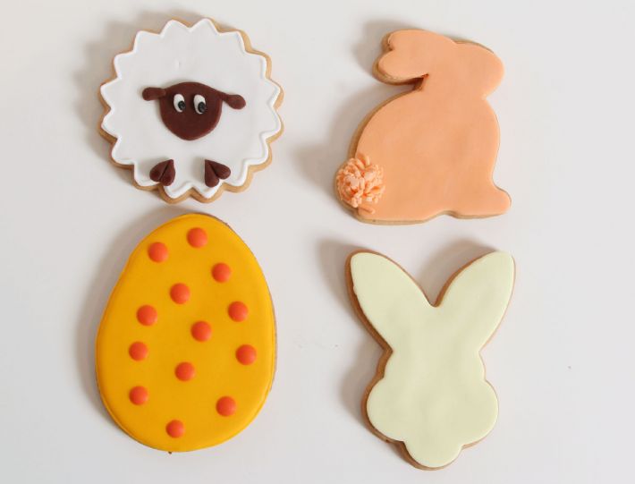 Gemischtes Ostergebäck mit Fondant und Marzipan in verschiedenen Designs