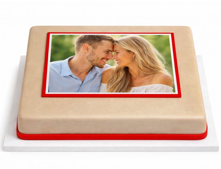 Rechteckige Fototorte in Beige mit roter Bordüre und essbarem Paarfoto als romantische Fototorte für Geburtstag, Jubiläum oder Hochzeitstag