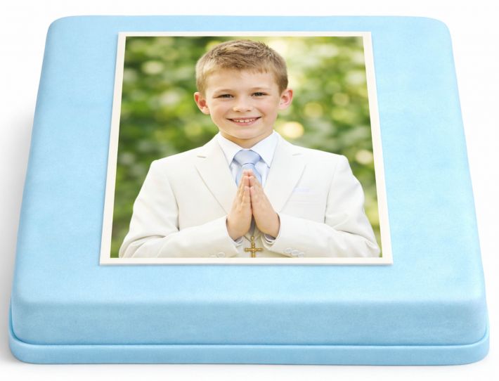 Hellblaue rechteckige Fototorte mit Foto eines Kommunionskindes als festliche Torte zur Erstkommunion