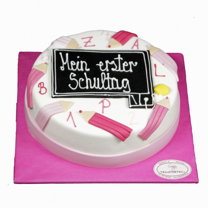 Rosa Einschulungstorte mit beschrifteter Tafel, rosa Stiften und zarten Farbakzenten
