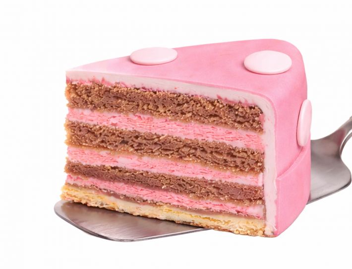Angeschnittenes Stück der Fototorte mit Schokoböden, rosa Cremefüllung und Fondant
