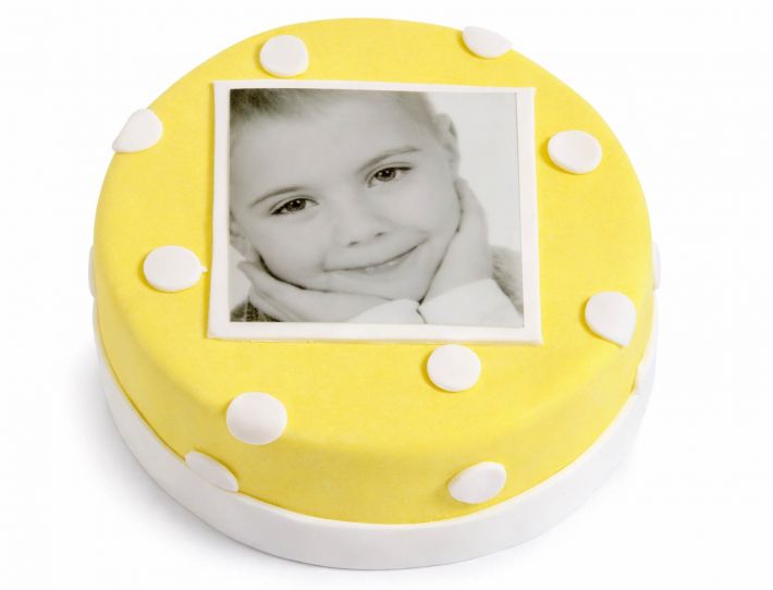Gelbe runde Fototorte mit weißen Punkten und quadratischem Fotoaufleger