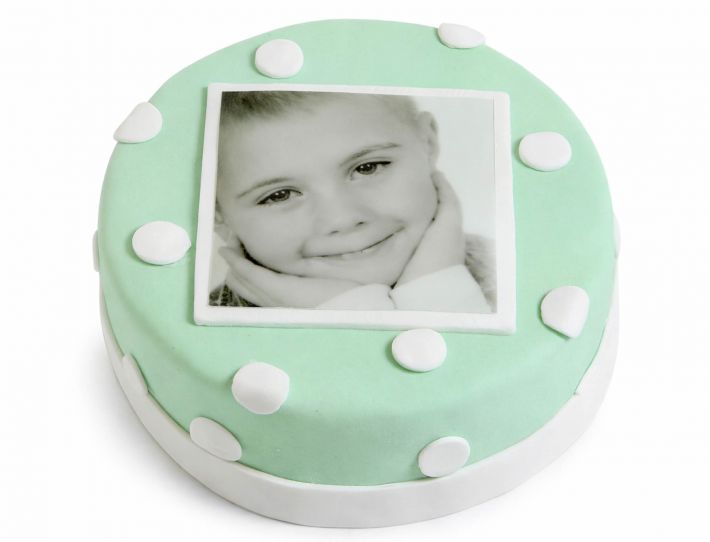 Mintgrüne runde Fototorte mit weißen Punkten und quadratischem Fotoaufleger