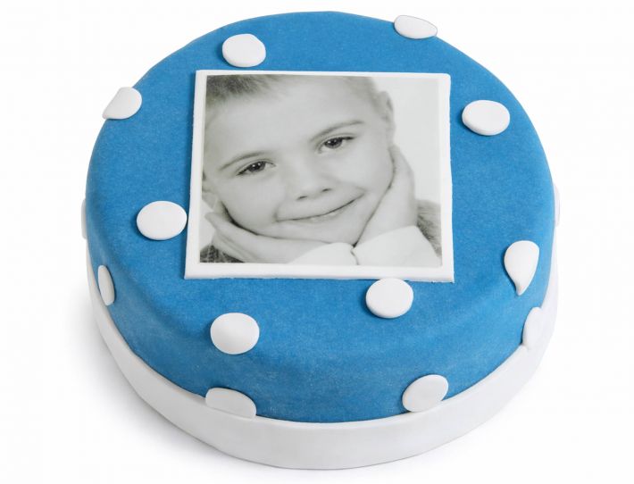 Blaue runde Fototorte mit weißen Punkten und quadratischem Fotoaufleger