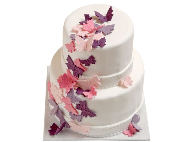 Leichte Hochzeitstorte mit Schmetterlingsdekor auf glattem Fondantüberzug und klarer Etagenform