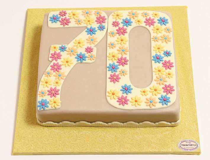 Zahlentorte mit kleinen bunten Blüten