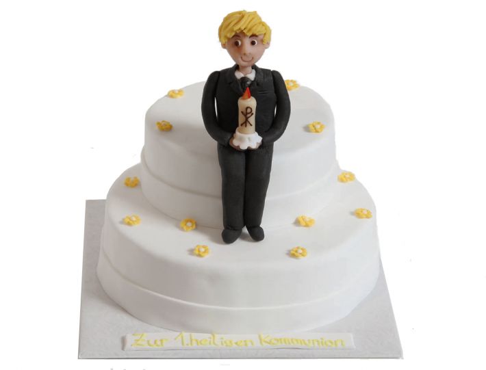 Zweistöckige Kommunionstorte mit sitzendem Jungen