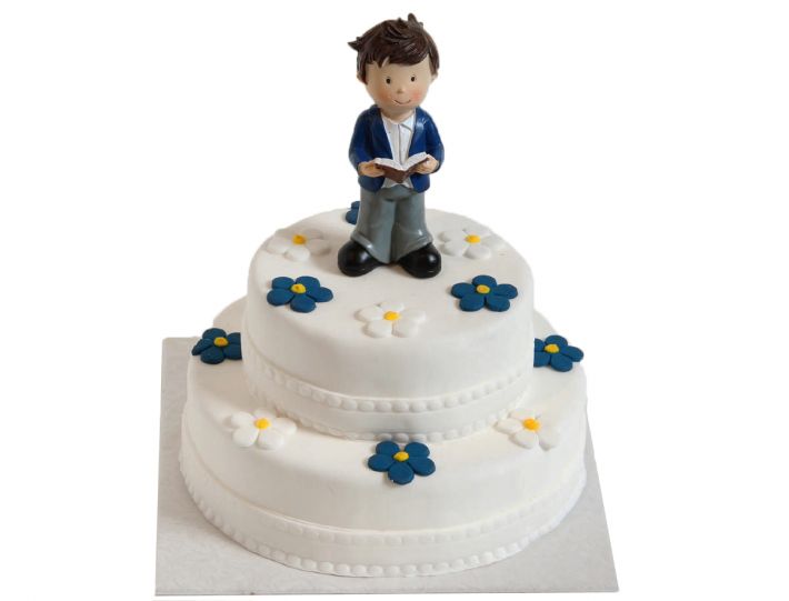 Zweistöckige Kommunionstorte mit stehendem Jungen