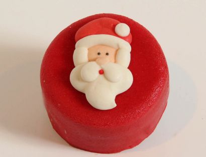 12 rote Weihnachts-Törtchen mit Weihnachtsmannkopf