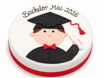Weiße Bachelor-Torte mit stilisiertem Absolventen, schwarzem Doktorhut, roter Fliege und Diplomrolle