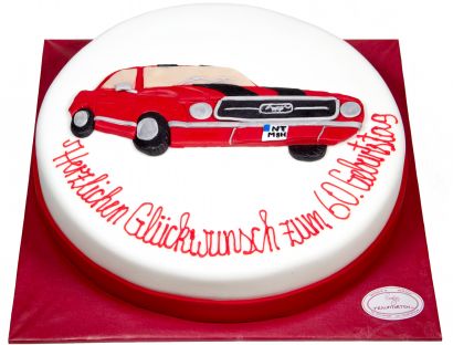 Elegante Autotorte mit flach modelliertem Fahrzeug