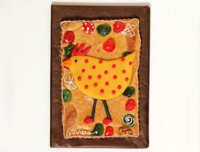 Gebäckplatte mit gelbem Huhn