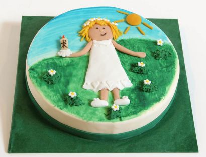 Kommunionstorte mit Mädchenfigur in Sommerlandschaft