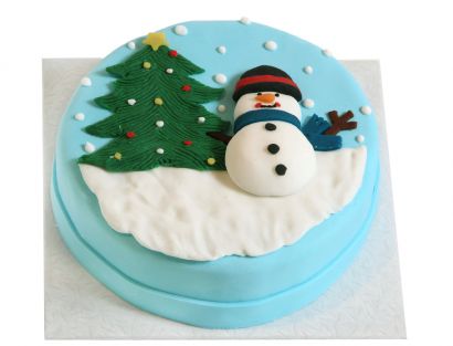 Schneemann im Wald als Weihnachtstorte