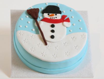 Schneemanntorte mit Schal und Besen