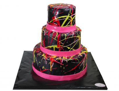 Wild Drip Cake mit schwarzem Fondant