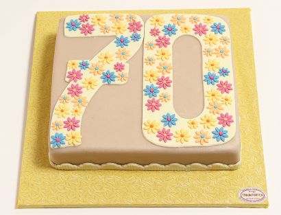 Zahlentorte mit kleinen bunten Blüten