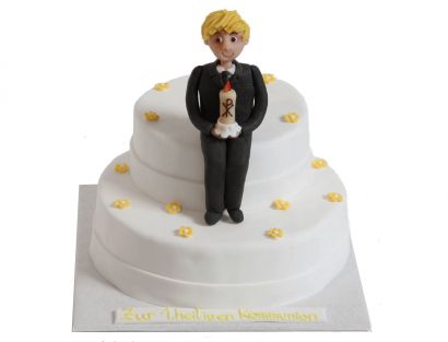 Zweistöckige Kommunionstorte mit sitzendem Jungen