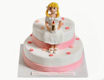 Zweistöckige Kommunionstorte mit sitzendem Mädchen